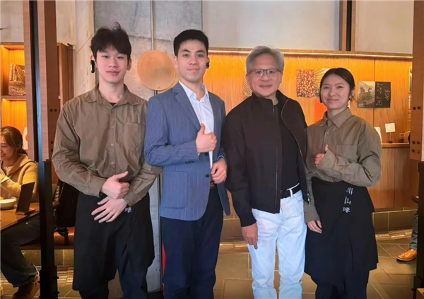 黄仁勋现身上海北京：一路吃、喝、逛、买