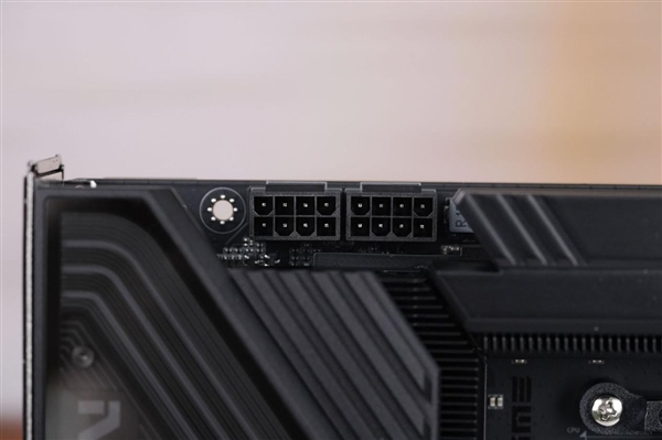 刷新超频记录！七彩虹iGame X870E Vulcan OC V14图赏