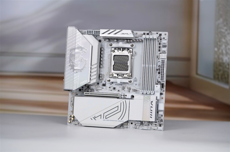 微星首款全白设计的M-ATX小板! MPG B850M EDGE TIMAX WIF刀锋 钛评测:性能媲美顶级X870E主板