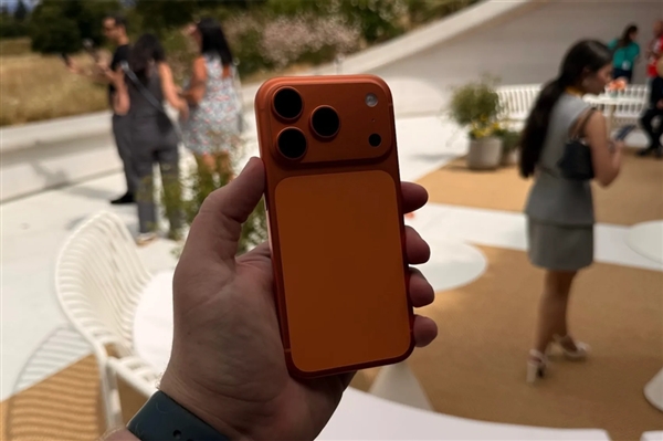 还是熟悉的味道 iPhone 18系列外观出炉：横向大矩阵镜组+小灵动岛