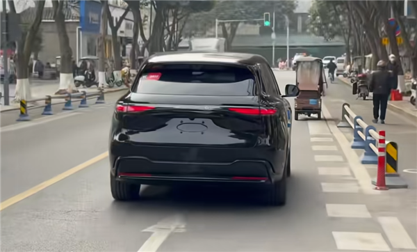 鸿蒙智行2026年大杀器！黑武士版问界M6实车曝光