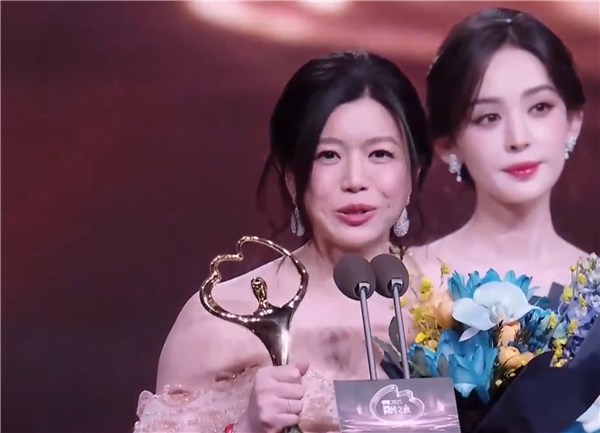 仅凭一部剧又火了！陈妍希获微博2025年度闪耀演员