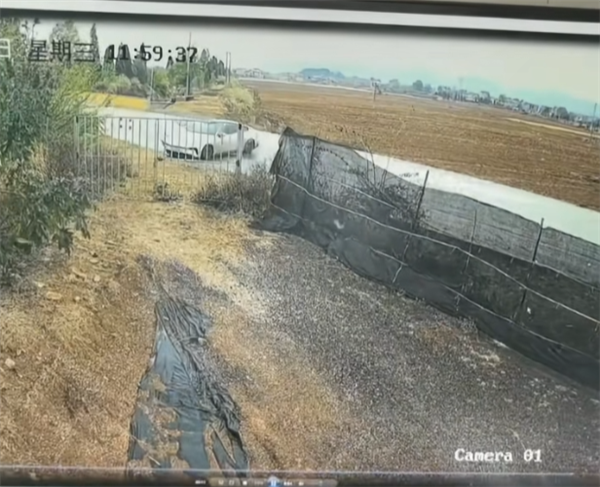 电动车侧滑进沟 不到1分钟起火！路人砸窗连救出3人