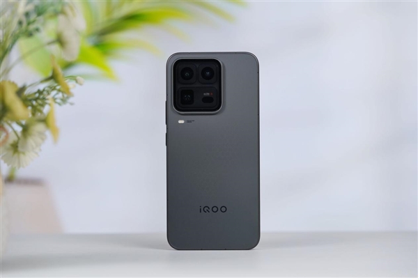 451万分最强旗舰手机！iQOO 15 Ultra图赏